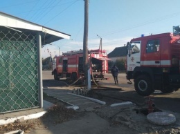 Каховские спасатели тушили пожар в котельной магазина