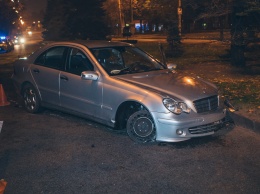 ДТП в Днепре: автомобиль врезался в бордюр