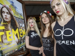 Активистки Femen провели в Париже акцию против Трампа