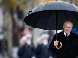 Эксперты рассказали, почему Путин прибыл последним на церемонию в Париж
