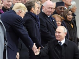 Путин приехал последним на церемонию в Париже и показал Трампу большой палец. Видео