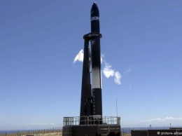 Впервые запущена коммерческая ракета-носитель со спутниками