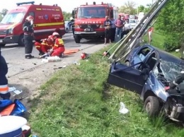 В Румынии пьяный водитель бросался на людей с ножом, а потом наехал на них своим авто