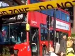 В Лондоне двухэтажный автобус протаранил остановку