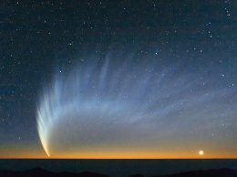 Магнитное поле Солнца заставляет кометы «распушить» свои хвосты