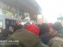 Митингующие взломали двери в главный офис «Криворожгаза»