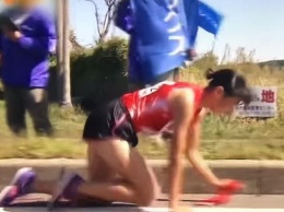 В Японии 19-летняя бегунья сломала ногу и доползла до финиша на четвереньках