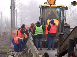 Под Харьковом ремонтируют крупный мост (видео)