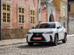 В Украине новый кроссовер Lexus UX будет продаваться в бензиновой и гибридной версиях