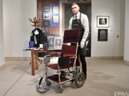 Кресло Стивена Хокинга продали на аукционе за $393 тысяч