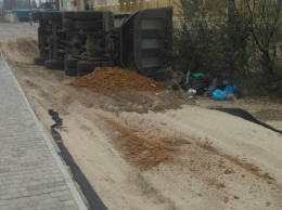 В Затоке перевернулся грузовик: машину блокировали противники стройки на песке
