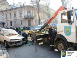 Во Львове начали эвакуацию автомобилей, которые блокируют движение