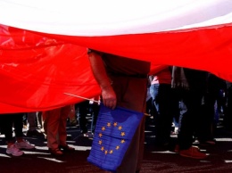 Bloomberg: фашистские флаги на столетие Польши свидетельствуют о расколотой Европе