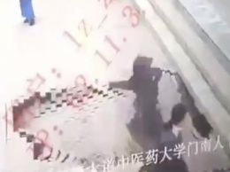 В Китае тротуар провалился прямо под пешеходами (видео)