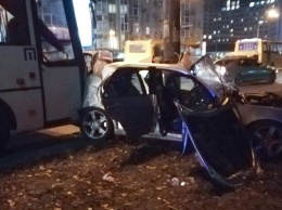 На проспекте Победы в Киеве маршрутка вдавила Lexus в столб