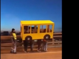 Пешеходы "проехали" по мосту в костюме автобуса (видео)