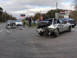 Не поделили дорогу: на улице Победы столкнулись два автомобиля (ФОТО)