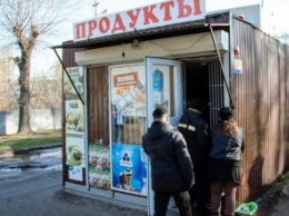 В Днепре демонтировали еще один киоск, в котором продавали алкоголь после 22:00