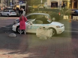 Украинка жестко отомстила бывшему и изувечила его Porsche (видео)