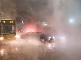 Из-за прорыва горячей воды в Киеве заблокировано движение шести маршрутов общественного транспорта
