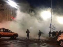 В центре Киева прорвало трубу с кипятком, под землю ушло авто с людьми (ВИДЕО)
