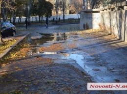 В Николаеве снова текут зловонные реки - авария канализационных сетей