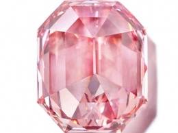 Редкий розовый бриллиант продали на аукционе за $50 миллионов