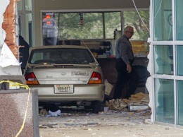 В Нью-Джерси автомобиль протаранил офис: Пострадали более 20 человек