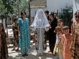 ООН советует Таджикистану отменить проверку невест на девственность