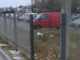 Почему на жилмассиве Покровский стройку защищает стеклянный забор