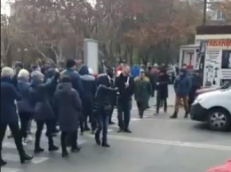 Оставшиеся без отопления люди перекрыли улицу в Одессе