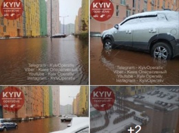 В Киеве затопило водой дворы возле жилого комплекса в Днепровском районе