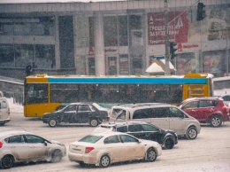 Эффектное домино из машин в Киеве: момент крупной аварии попал на видео