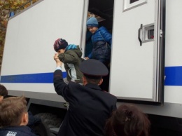 В оккупированном Севастополе детям дали посидеть в автозаке в честь дня МВД