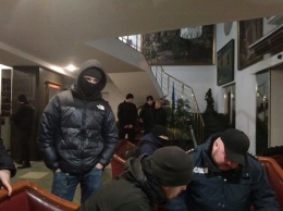 В самом центре Днепра радикалы из С14 заблокировали гостиницу с портретами Ленина и Сталина