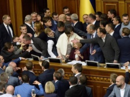 В Раде плачутся, что живут без ремонта! Сколько вытянули из карманов украинцев на новый купол?