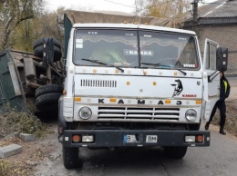 В Запорожье в ДТП попал грузовик: На землю высыпалось несколько тонн сои (ФОТО)