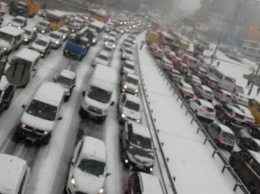 Первый снег в Киеве: девятибалльные пробки, 500 ДТП и очереди в автосервисы (фото, видео)