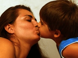 Почему нельзя целовать в губы детей. Даже своих! Предупреждение от психолога