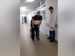 Боец, который был прикован к инвалидному креслу, делает первые шаги