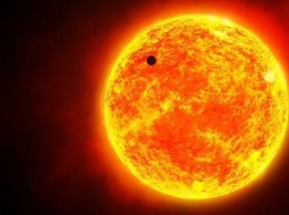 НЛО странной формы заметил возле Солнца известный уфолог