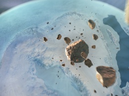 Подо льдом Гренландии нашелся гигантский кратер