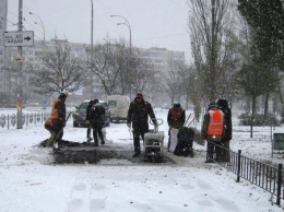 В "Киевавтодоре" заявили, что не укладывали асфальт в снегопад