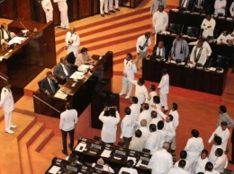 Депутаты на Шри-Ланке устроили эпическую битву в парламенте