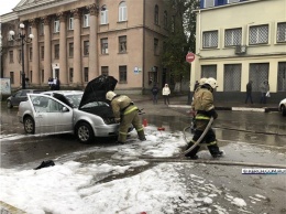 В Керчи на ходу загорелся автомобиль (видео)