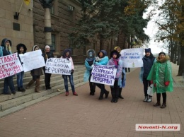 Жители Ингульского района на сессии потребовали оставить в покое детскую поликлинику №2