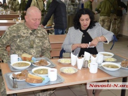 В Николаеве вице-премьер-министр пообедала с морскими пехотинцами