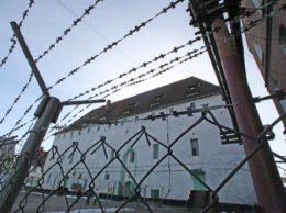 В Кривом Роге группа мужчин пыталась проникнуть на территорию тюрьмы