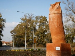 В Сербии установили памятник сове, который многим напоминает мужской половой орган