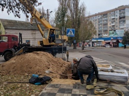 В Николаевском сквере, который недавно открывал Сенкевич, рабочие разобрали плитку для прокладки электрокабеля